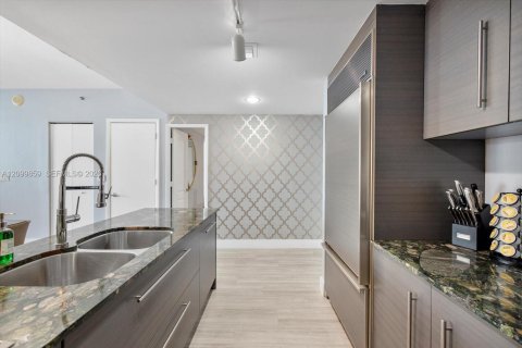Condo in Miami, Florida, 2 bedrooms  № 2401287 - photo 4