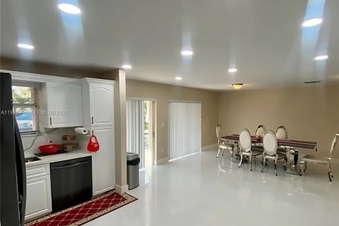 Снять в аренду виллу или дом в Катлер-Бей, Флорида 4 спальни, 268.86м2, № 1984248 - фото 4