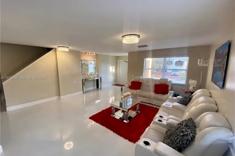 Снять в аренду виллу или дом в Катлер-Бей, Флорида 4 спальни, 268.86м2, № 1984248 - фото 2