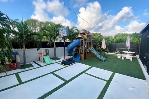Снять в аренду виллу или дом в Катлер-Бей, Флорида 4 спальни, 268.86м2, № 1984248 - фото 10