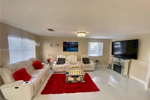 Снять в аренду виллу или дом в Катлер-Бей, Флорида 4 спальни, 268.86м2, № 1984248 - фото 3