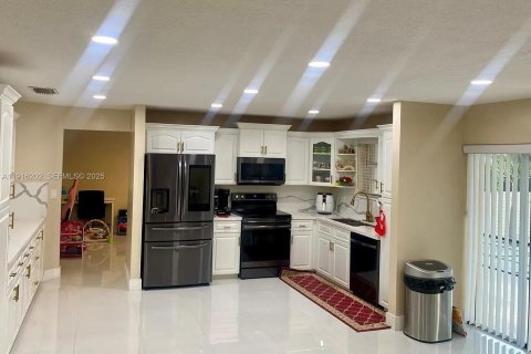 Снять в аренду виллу или дом в Катлер-Бей, Флорида 4 спальни, 268.86м2, № 1984248 - фото 9