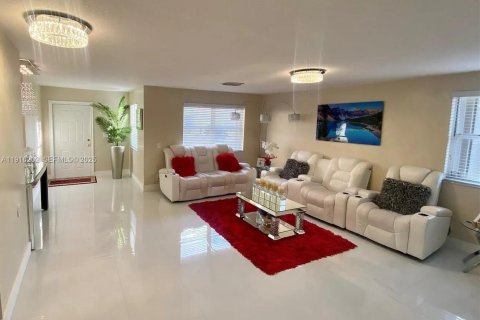 Снять в аренду виллу или дом в Катлер-Бей, Флорида 4 спальни, 268.86м2, № 1984248 - фото 11