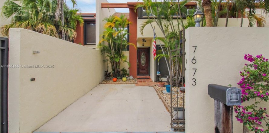 Adosado en Miami, Florida 3 dormitorios, 156.08 m2 № 1742502