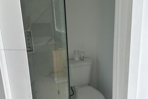 House in Hialeah, Florida 3 bedrooms, 121.42 sq.m. № 1936621 - photo 22