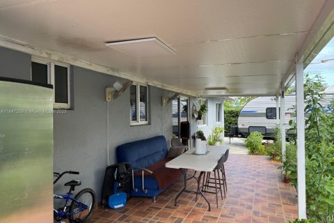 House in Hialeah, Florida 3 bedrooms, 121.42 sq.m. № 1936621 - photo 23