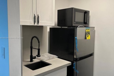 House in Hialeah, Florida 3 bedrooms, 121.42 sq.m. № 1936621 - photo 17