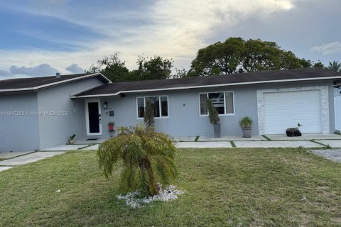 House in Hialeah, Florida 3 bedrooms, 121.42 sq.m. № 1936621 - photo 1