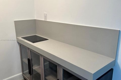 House in Hialeah, Florida 3 bedrooms, 121.42 sq.m. № 1936621 - photo 18