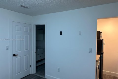 House in Hialeah, Florida 3 bedrooms, 121.42 sq.m. № 1936621 - photo 14