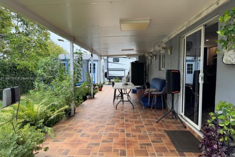 House in Hialeah, Florida 3 bedrooms, 121.42 sq.m. № 1936621 - photo 24