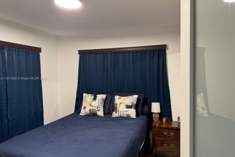 House in Hialeah, Florida 3 bedrooms, 121.42 sq.m. № 1936621 - photo 8