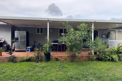 House in Hialeah, Florida 3 bedrooms, 121.42 sq.m. № 1936621 - photo 25