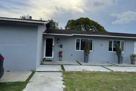 House in Hialeah, Florida 3 bedrooms, 121.42 sq.m. № 1936621 - photo 2