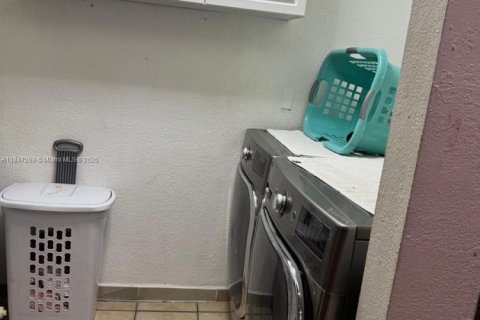 House in Hialeah, Florida 3 bedrooms, 121.42 sq.m. № 1936621 - photo 7