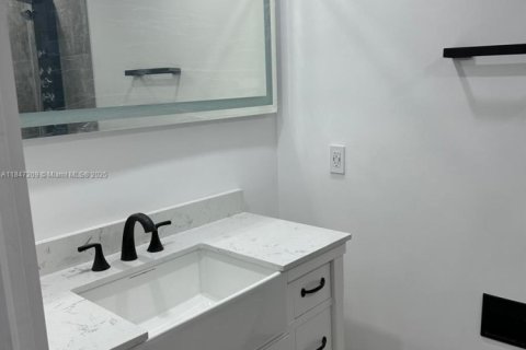 House in Hialeah, Florida 3 bedrooms, 121.42 sq.m. № 1936621 - photo 20