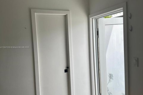 House in Hialeah, Florida 3 bedrooms, 121.42 sq.m. № 1936621 - photo 19