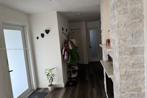 House in Hialeah, Florida 3 bedrooms, 121.42 sq.m. № 1936621 - photo 4