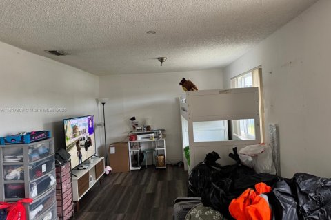 House in Hialeah, Florida 3 bedrooms, 121.42 sq.m. № 1936621 - photo 12