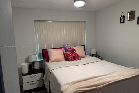 House in Hialeah, Florida 3 bedrooms, 121.42 sq.m. № 1936621 - photo 10