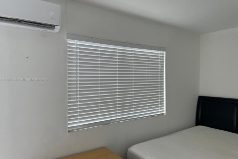 House in Hialeah, Florida 3 bedrooms, 121.42 sq.m. № 1936621 - photo 13