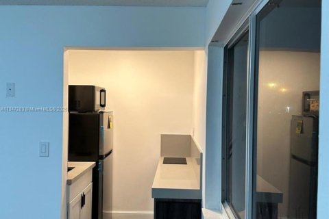 House in Hialeah, Florida 3 bedrooms, 121.42 sq.m. № 1936621 - photo 16