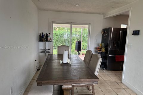 House in Hialeah, Florida 3 bedrooms, 121.42 sq.m. № 1936621 - photo 5