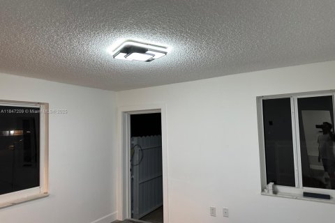 House in Hialeah, Florida 3 bedrooms, 121.42 sq.m. № 1936621 - photo 15