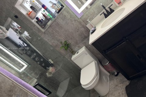 House in Hialeah, Florida 3 bedrooms, 121.42 sq.m. № 1936621 - photo 11