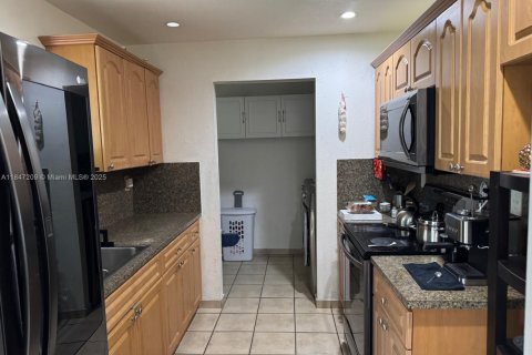 House in Hialeah, Florida 3 bedrooms, 121.42 sq.m. № 1936621 - photo 6