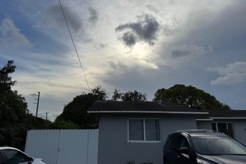 House in Hialeah, Florida 3 bedrooms, 121.42 sq.m. № 1936621 - photo 3