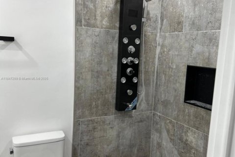 House in Hialeah, Florida 3 bedrooms, 121.42 sq.m. № 1936621 - photo 9