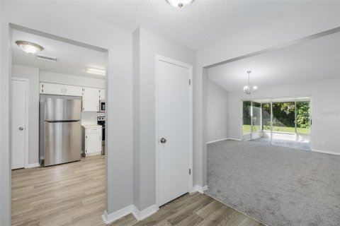 House in Tampa, Florida 3 bedrooms, 119.66 sq.m. № 2428659 - photo 4