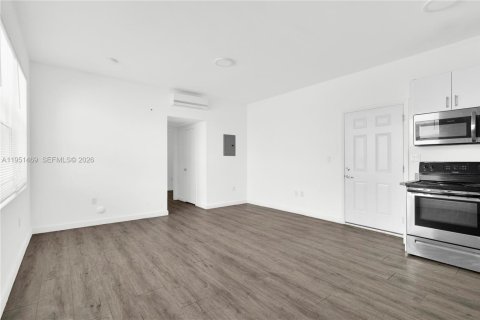 Снять в аренду квартиру в Майами, Флорида 1 спальня, 32.05м2, № 2009439 - фото 7