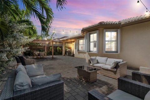 Casa en venta en Doral, Florida, 3 dormitorios, 184.41 m2 № 1959494 - foto 2