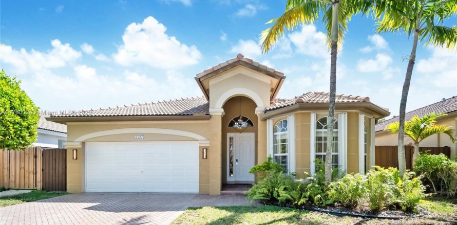 Casa en Doral, Florida 3 dormitorios, 184.41 m2 № 1959494