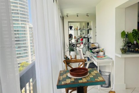 Condominio en alquiler en Miami, Florida, 2 dormitorios, 135.64 m2 № 2432080 - foto 19