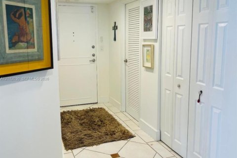 Condominio en alquiler en Miami, Florida, 2 dormitorios, 135.64 m2 № 2432080 - foto 13