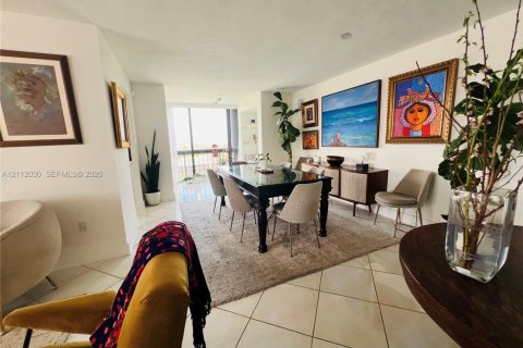 Condominio en alquiler en Miami, Florida, 2 dormitorios, 135.64 m2 № 2432080 - foto 17