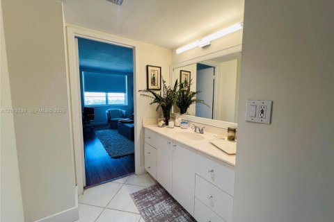 Condominio en alquiler en Miami, Florida, 2 dormitorios, 135.64 m2 № 2432080 - foto 22