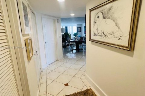 Condominio en alquiler en Miami, Florida, 2 dormitorios, 135.64 m2 № 2432080 - foto 14