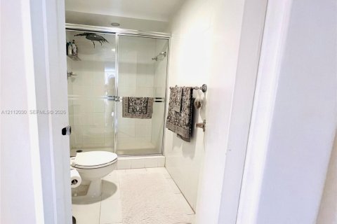 Condominio en alquiler en Miami, Florida, 2 dormitorios, 135.64 m2 № 2432080 - foto 23