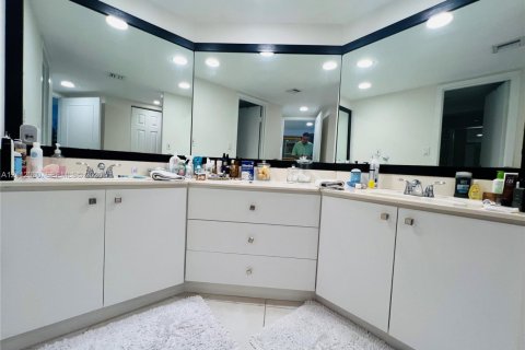 Condominio en alquiler en Miami, Florida, 2 dormitorios, 135.64 m2 № 2432080 - foto 25
