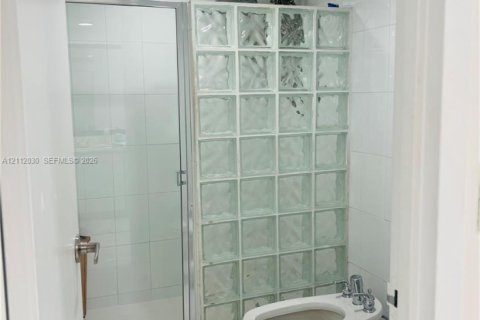 Condominio en alquiler en Miami, Florida, 2 dormitorios, 135.64 m2 № 2432080 - foto 26