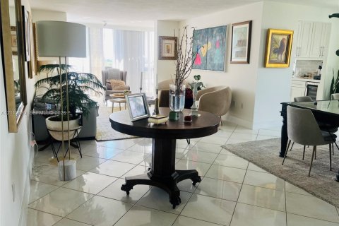 Condominio en alquiler en Miami, Florida, 2 dormitorios, 135.64 m2 № 2432080 - foto 18