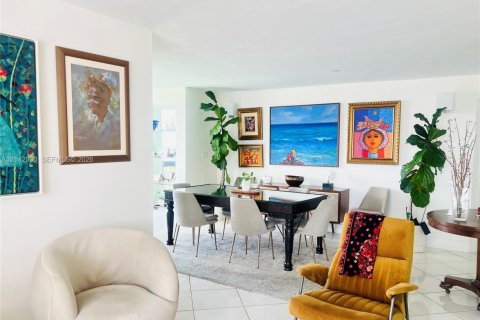 Condominio en alquiler en Miami, Florida, 2 dormitorios, 135.64 m2 № 2432080 - foto 16