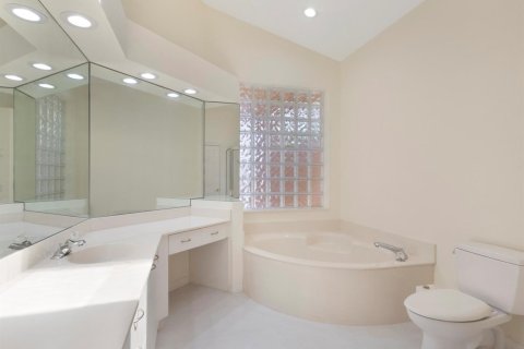 House in Boynton Beach, Florida 3 bedrooms, 199.37 sq.m. № 2261639 - photo 11