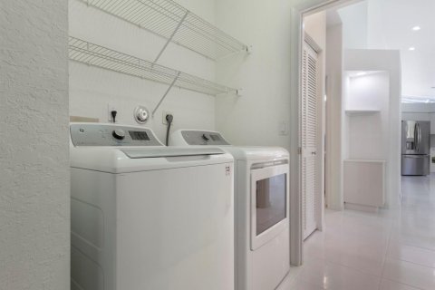 House in Boynton Beach, Florida 3 bedrooms, 199.37 sq.m. № 2261639 - photo 19