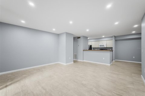 Condo in Tampa, Florida, 3 bedrooms № 2221361 - photo 6