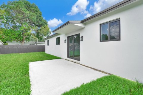 House in Miami Gardens, Florida 3 bedrooms, 129.32 sq.m. № 1929295 - photo 7
